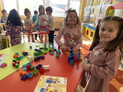 Децата учат чрез игра с LEGO Education 12